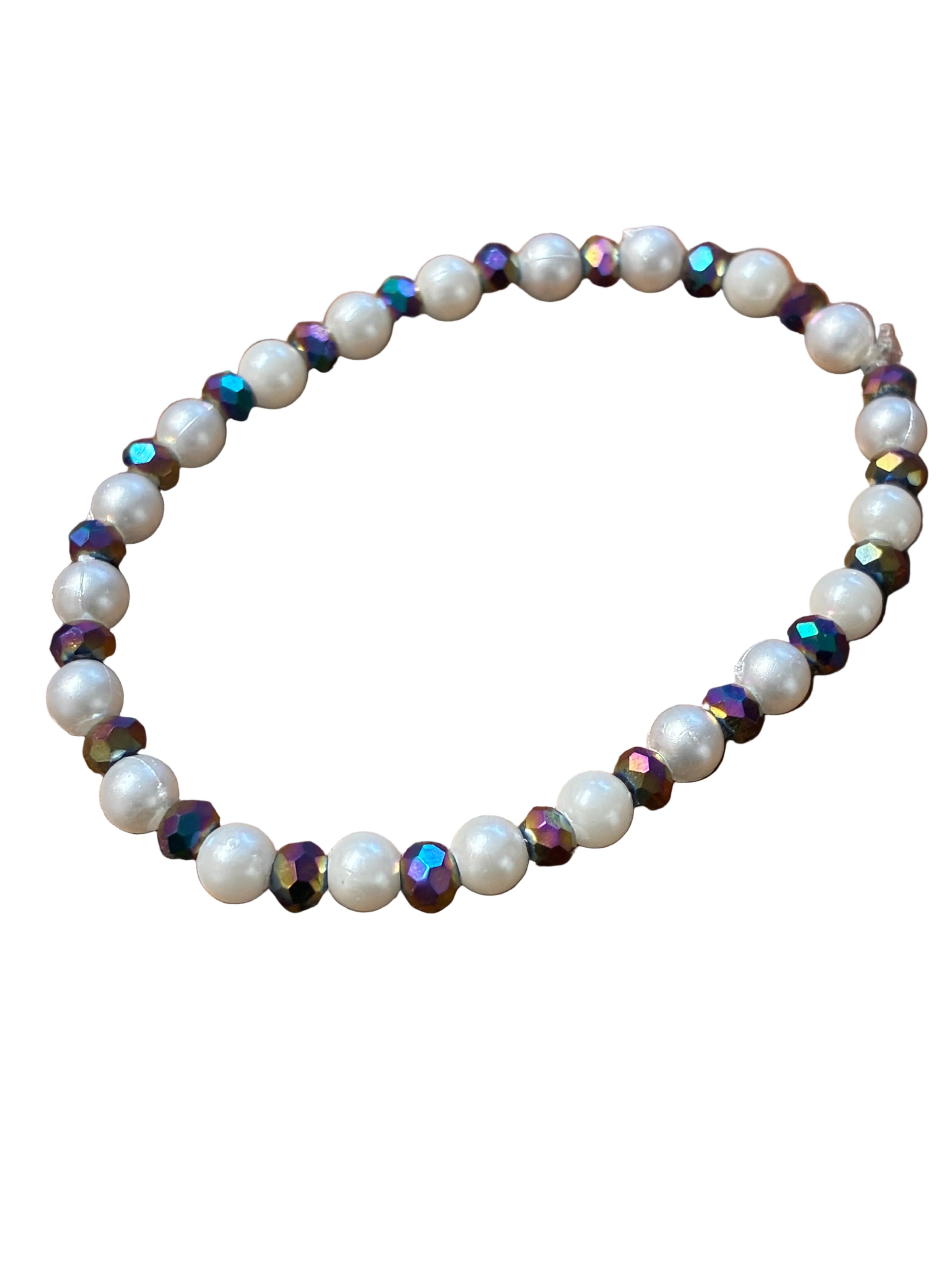 Small pearl and iridescent bracelet